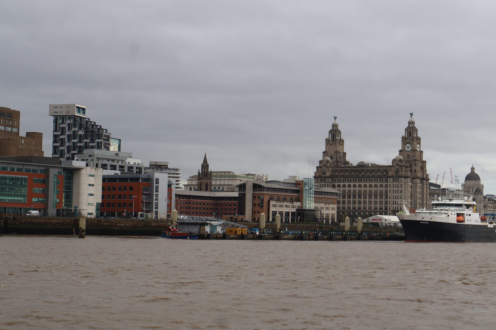 Plimbare pe râul Mersey în Liverpool, vedere de pe apă spre oraș.