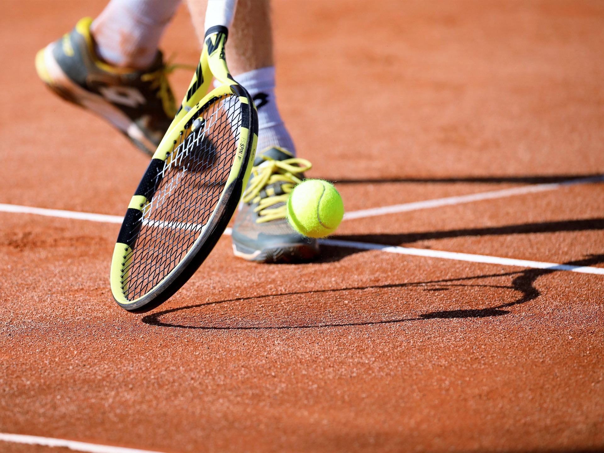 Minge și rachetă de tenis
